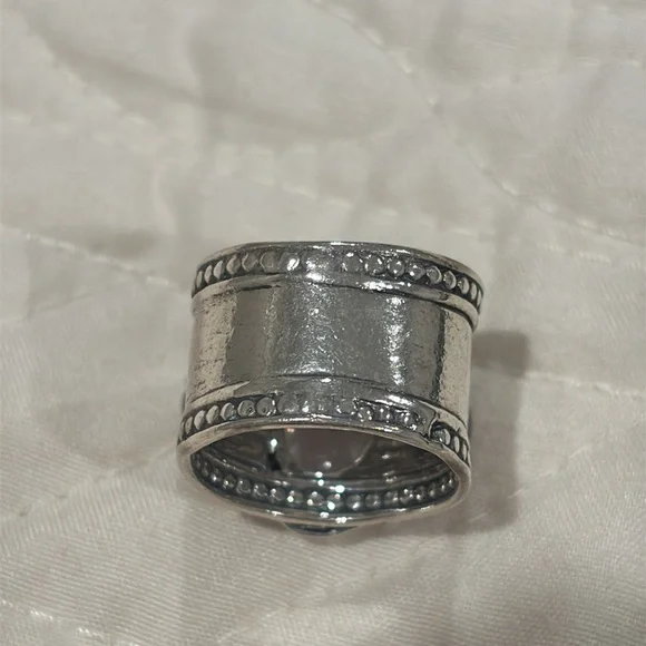 Elegant Sterling Silver Crystal Ring - Picture 5 of 6